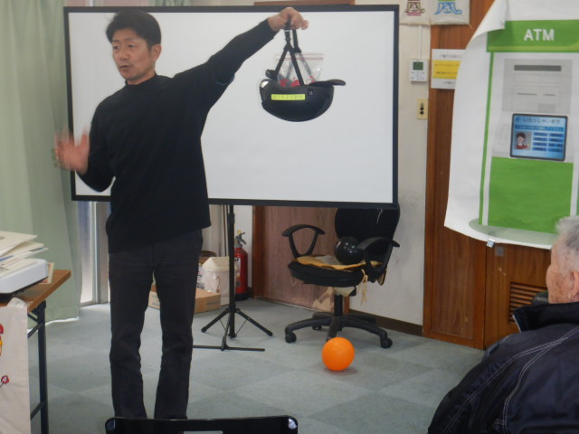 自転車ヘルメットに豆腐を入れ衝撃実験をする