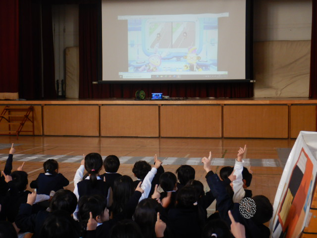 スクリーンにDVDを映写し交通ルールを学ぶ1年生