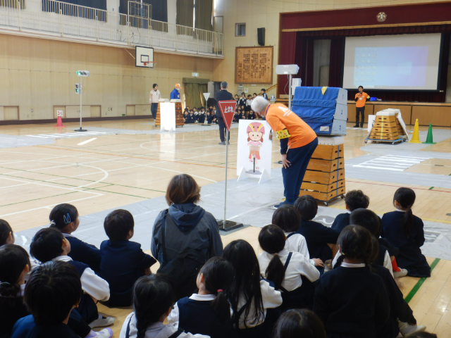 区役所職員が歩道での安全な歩き方を実演する