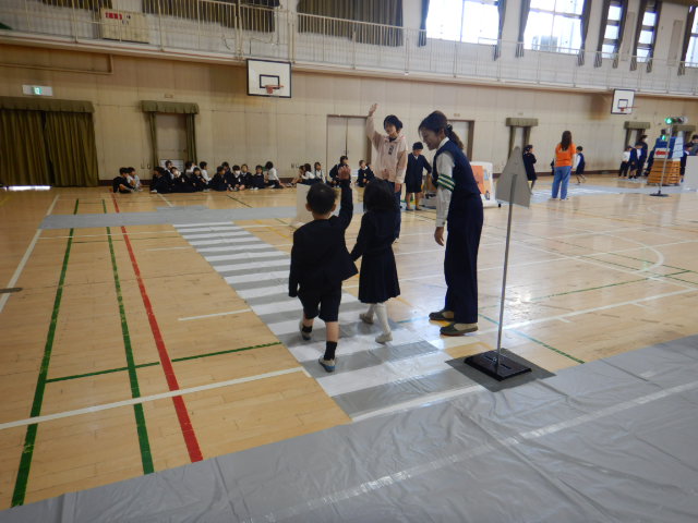 模擬道路で安全な歩き方を練習する