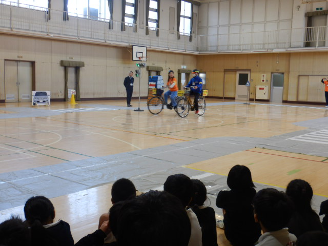 自転車の危険走行として並進走行を実演する