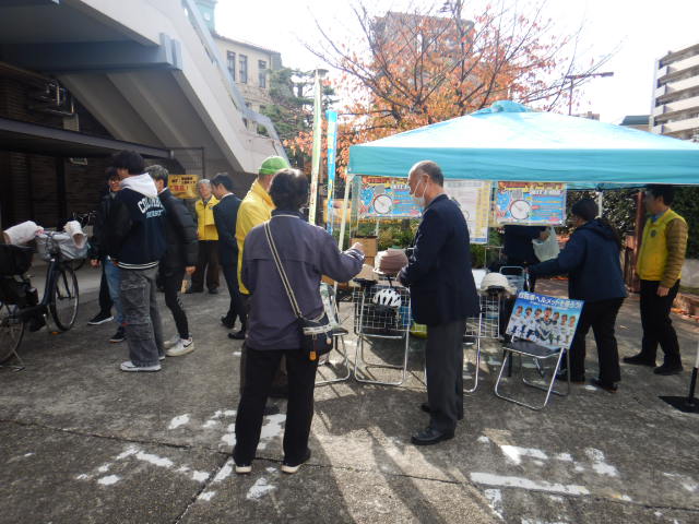 来庁者に展示されたヘルメットを見ていただき着用を呼びかける