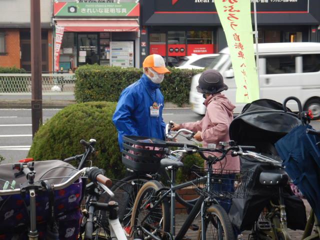 来庁者に啓発物品を配付し自転車マナーアップを呼びかける