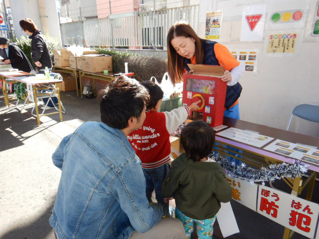 啓発物品を選択するためのガチャを回す参加者