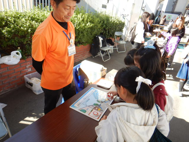 パネルで自転車のルールを学ぶ参加者