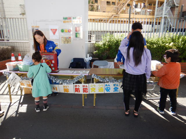 地域みまもり隊の啓発コーナーに集まる参加者