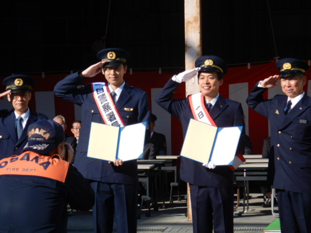 お笑いコンビ「カベポスター」のお二人が阿倍野警察署長、阿倍野消防署の1日署長を務める