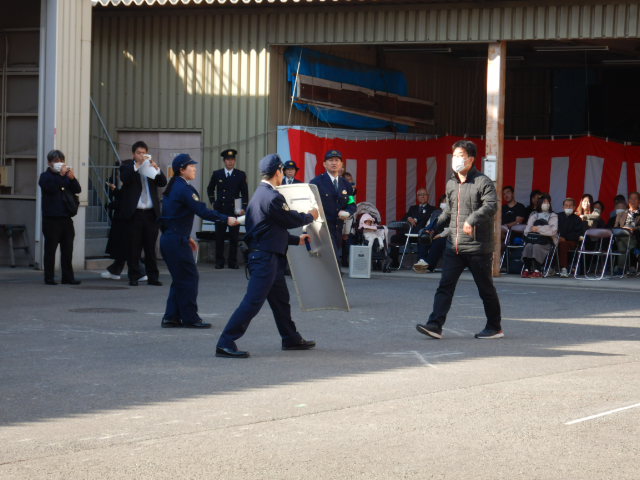 発隊式では犯人逮捕の総合対処法訓練を披露