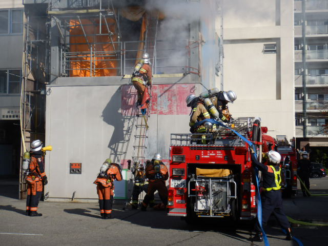 住宅の2階から火災を想定した消防部隊の展示訓練