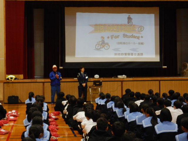 阪南中学校講堂で1年生を対象にした交通安全指導