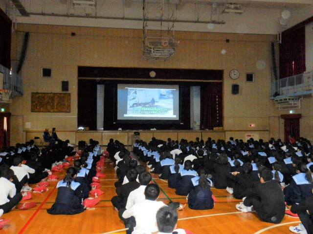 スクリーンに映写した自転車に多い事故のシーンを視聴する