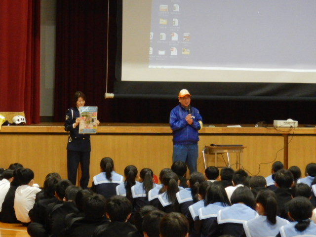 区役所作成のポスターを掲示し自転車のルールとマナーを守ってほしいと呼びかける