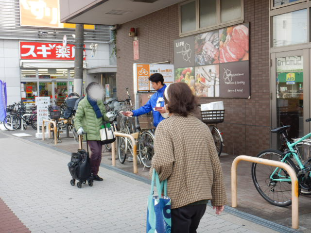 ライフ昭和町店前で利用者に女性被害防止を呼びかける区役所職員