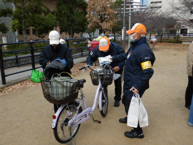 キャンペーン参加者の自転車に啓発物品を配付する