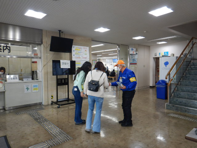 来庁者に啓発物品を配付して注意喚起する区役所職員