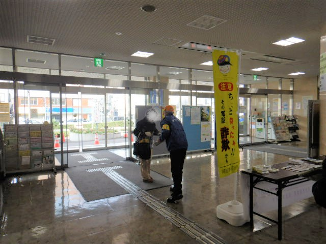 区役所玄関ロビーにて特殊詐欺被害防止啓発をおこなう