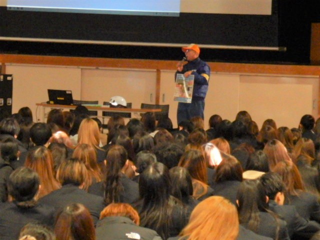 自転車に乗る際ルールとマナーを守ってほしいと呼びかける区役所職員