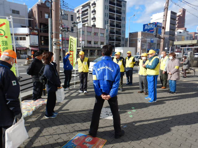 昭和町駅前に集まったサイクルサポーターと区役所職員