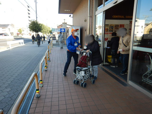 ライフ北畠店前で利用者に特殊詐欺被害防止を呼びかける区役所職員