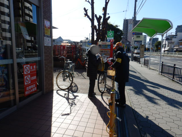 ライフ北畠店前で啓発物品を配付して注意喚起する区役所職員