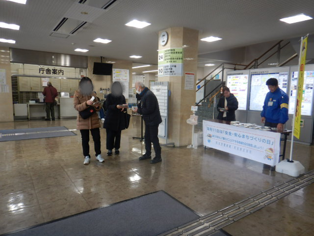 区役所玄関ロビーで来庁者に特殊詐欺被害防止啓発をおこなう