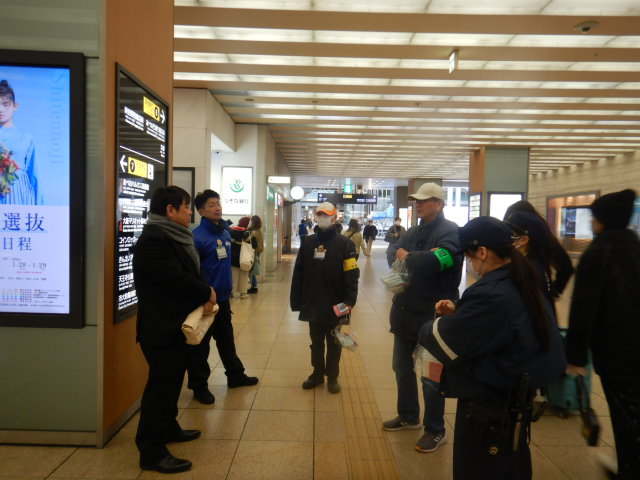 近鉄大阪阿部野橋駅コンコースに集まったキャンペーンの参加者