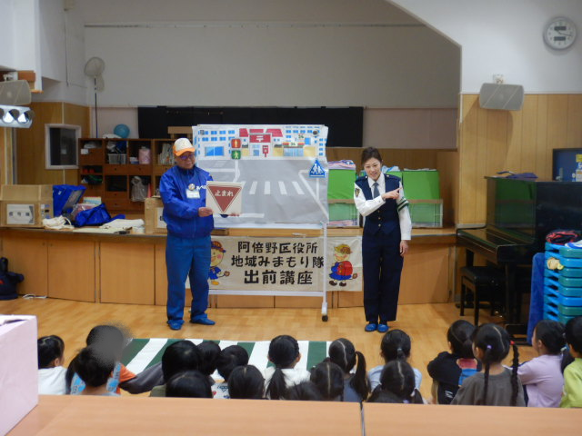 警察官から止まれの標識がある所は必ず止まって右左右を確認してと