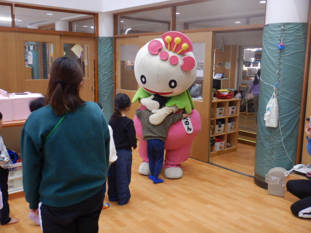 見送りのあべのんとハグする園児