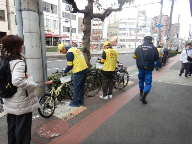 昭和町駅周辺の放置自転車に啓発札を取りつけるサイクルサポーター