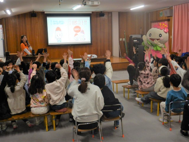 あべのんと一緒に防犯クイズをおこなう園児