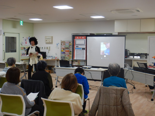 寸劇で被害者と犯人がテレビ電話でやりとりする様子