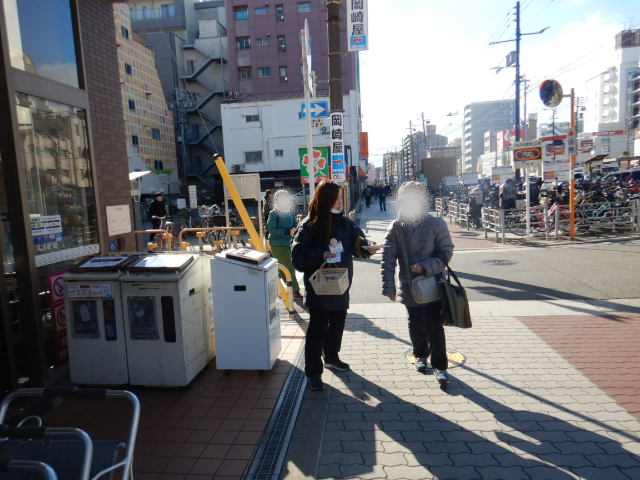 ライフ昭和町店前にて利用者に女性被害防止を呼びかける区役所職員