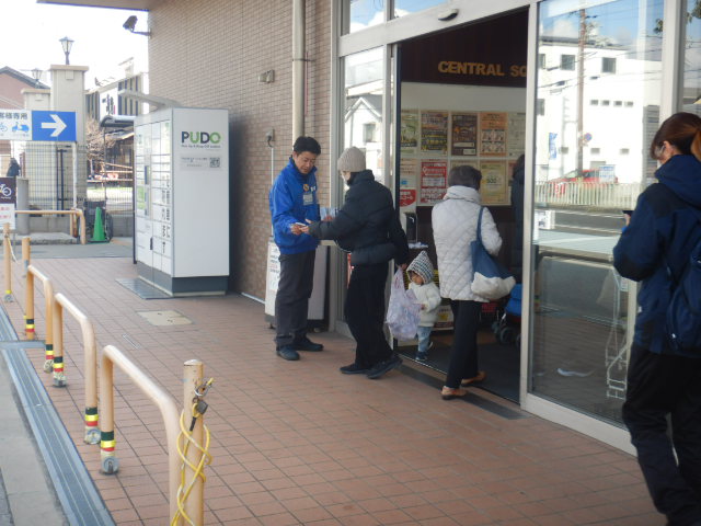 ライフ北畠店前にて利用者に特殊詐欺被害防止を呼びかける区役所職員