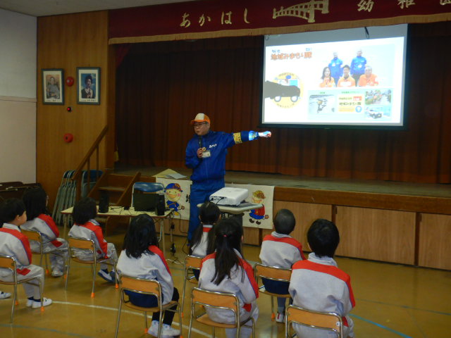 スクリーンに地域みまもり隊のメンバーや青パトを映写して自己紹介をする