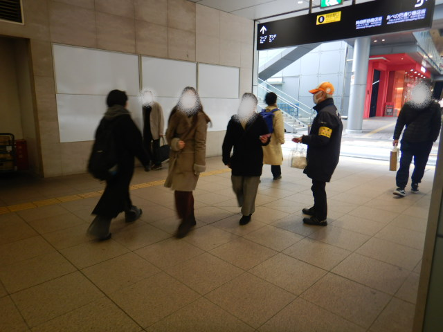 駅利用者に啓発物品を配付し注意喚起する区役所職員