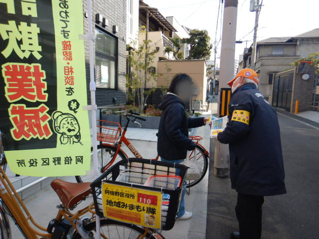 郵便局利用者に注意喚起する区役所職員