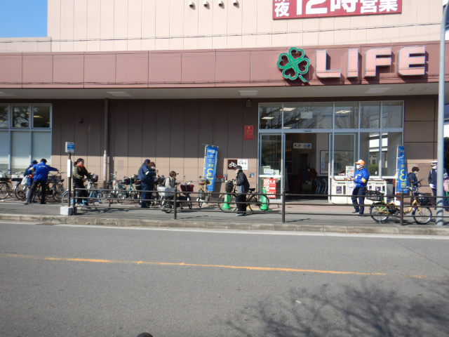 ライフ西田辺店で啓発活動をおこなう区役所職員と警察官