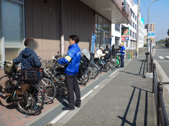 スーパー利用者に注意喚起する区役所職員