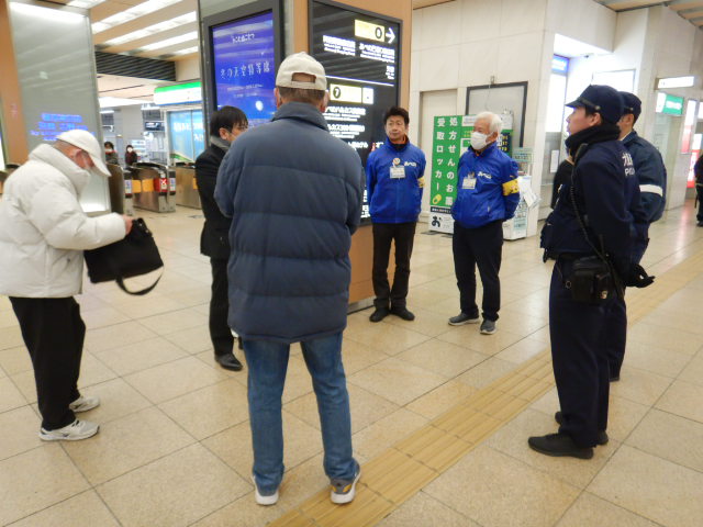 駅構内に集まった警察官や区役所職員などキャンペーンの参加者