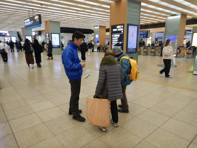 駅利用者に特殊詐欺被害防止を呼びかける区役所職員