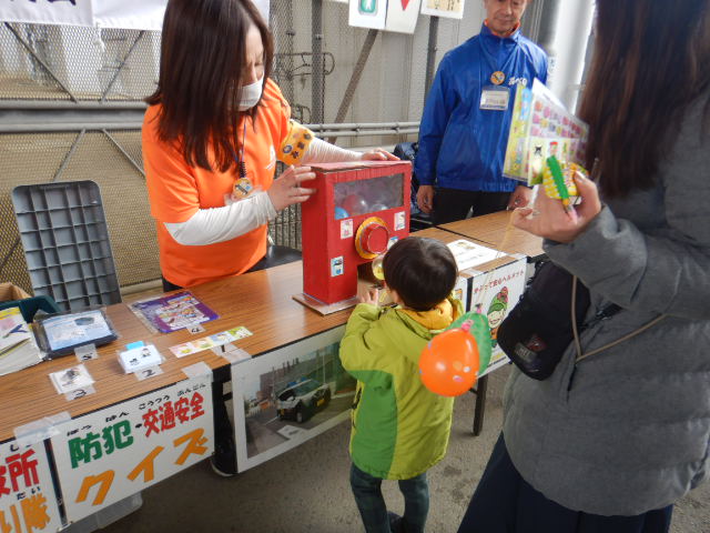 クイズのあとはガチャをまわして啓発物品を選択