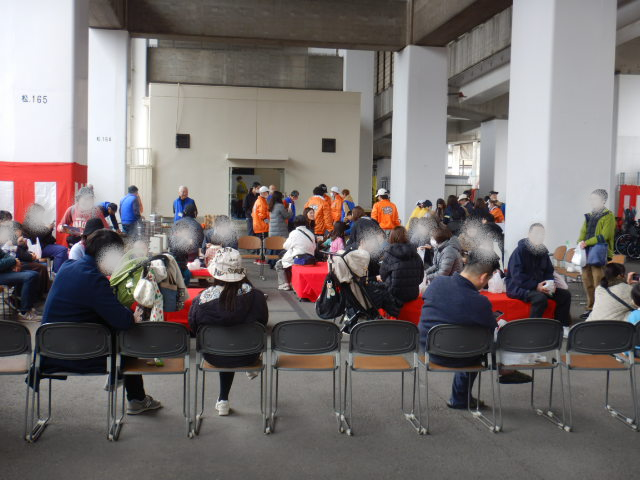 会場は餅つきやぜんざいの振る舞いなど多くの参加者でにぎわう