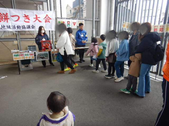 防犯・交通安全啓発ブースに行列ができる