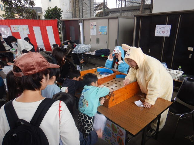 青少年指導員によるスマートボールを楽しむ子ども達