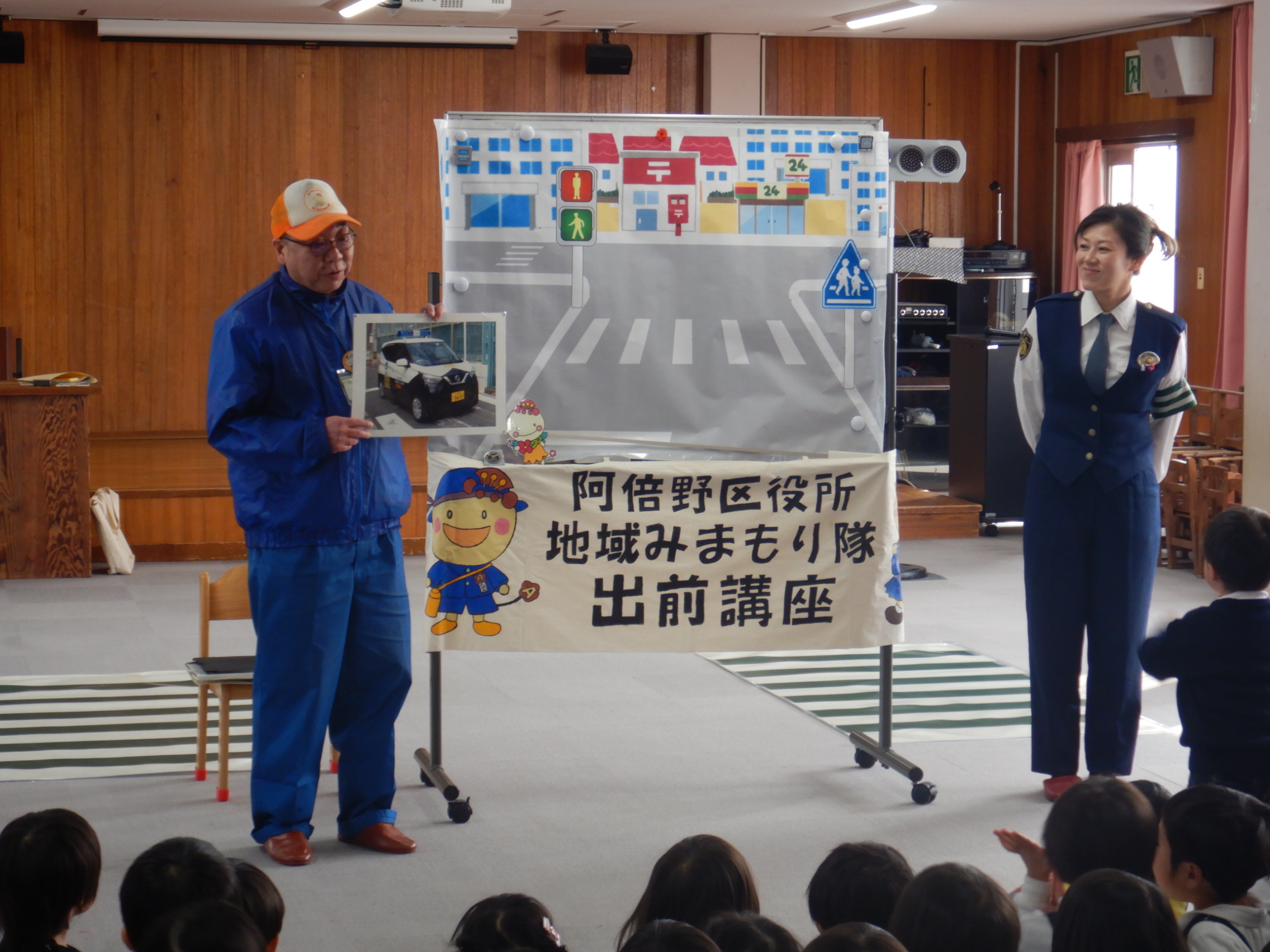 青パトの写真を見せながら自己紹介する区役所職員