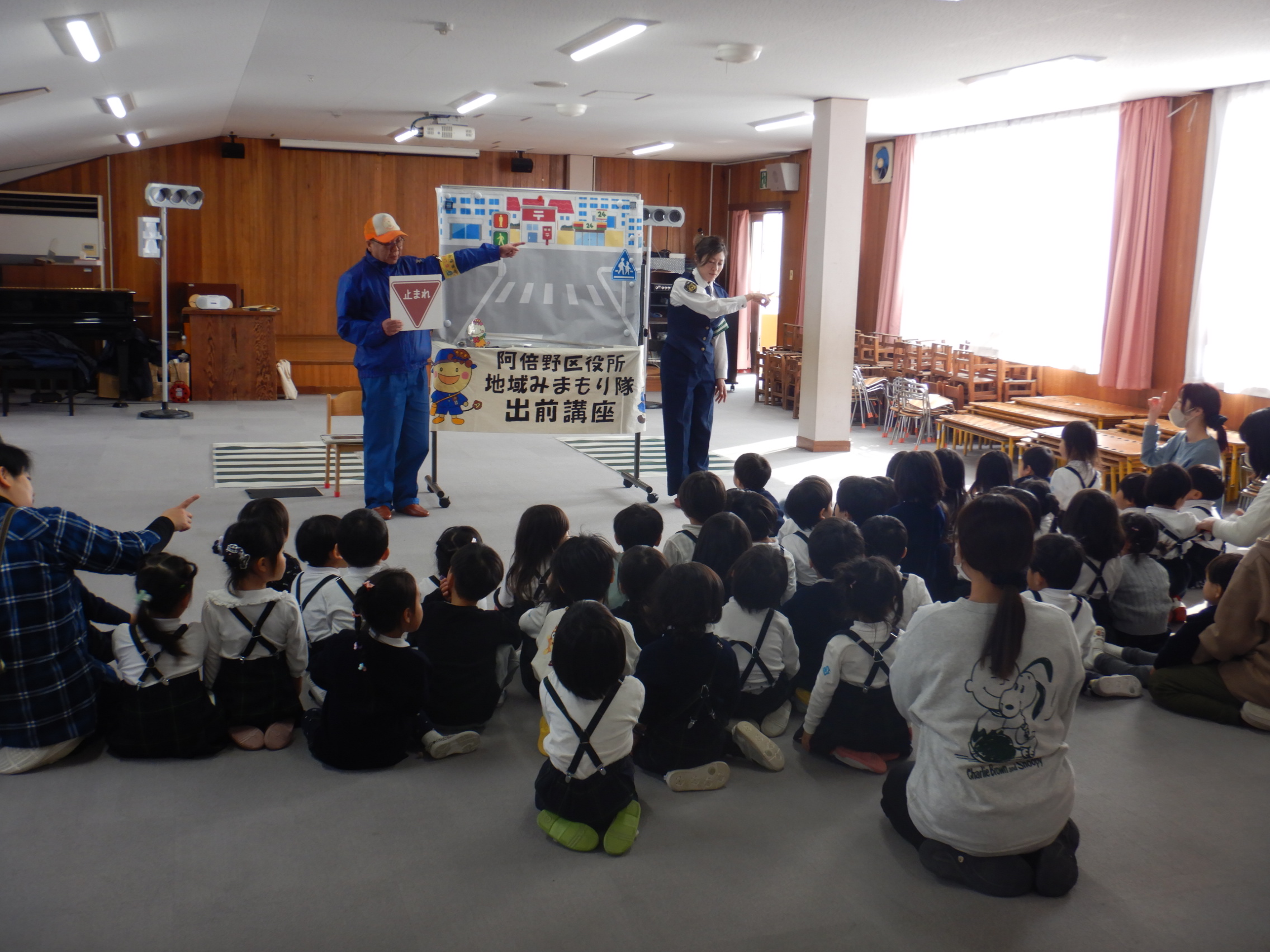 止まれの標識は必ず止まって右左右を確認と警察官が園児に説明