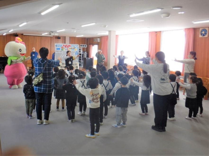 3歳児はあべのんと一緒に交通安全ストップ体操