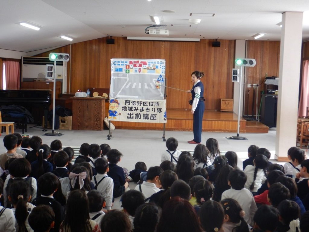 横断歩道の絵図を使って警察官が安全なわたり方を説明