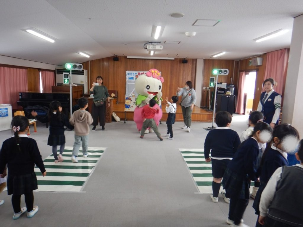 横断歩道を安全にわたる練習をする園児