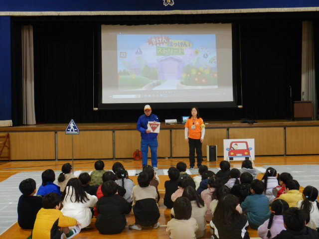 1・2年生に止まれの標識を説明する区役所職員